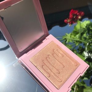 CHEERS DARLING Highlighter Illuminating Powder